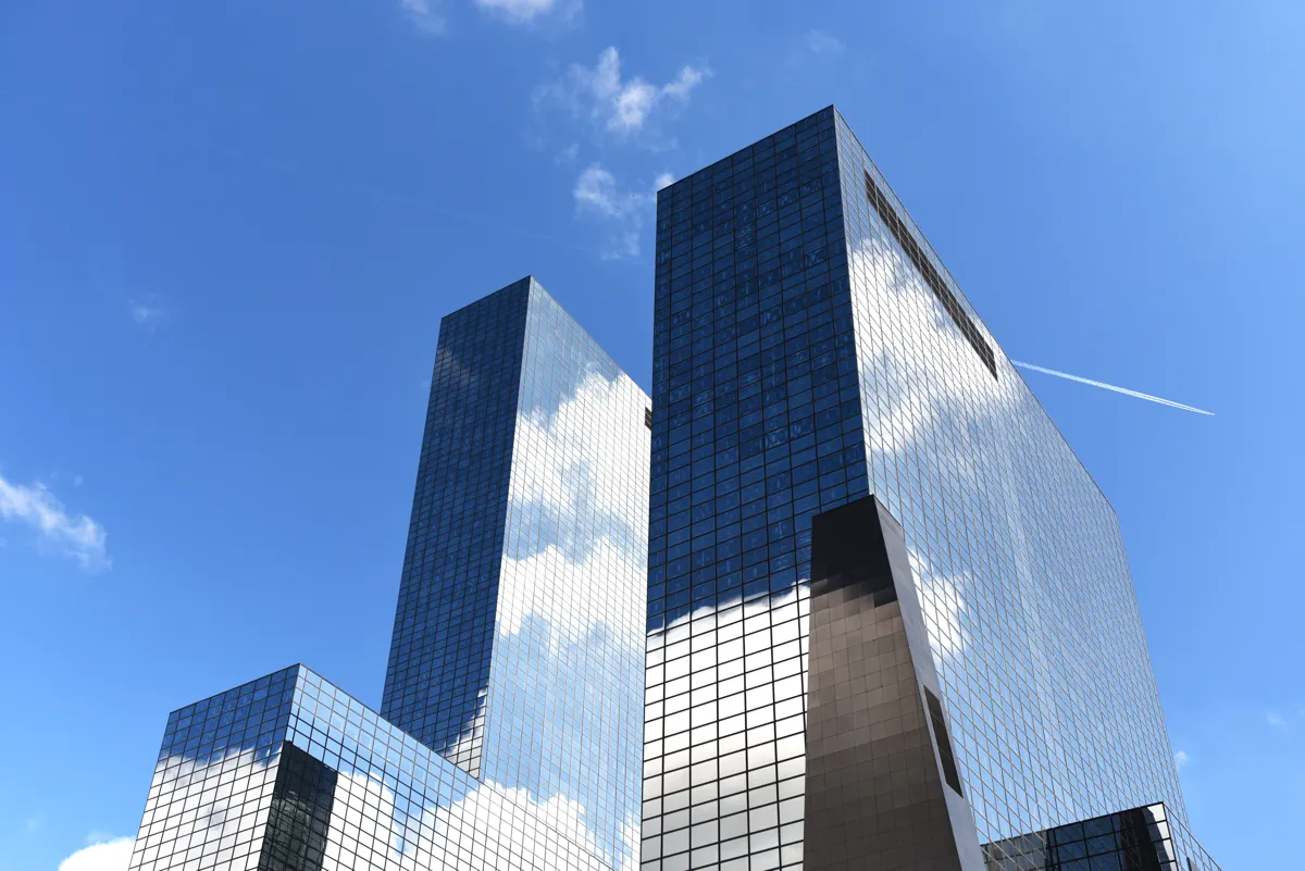 Façade vitrée argentée reflétant le ciel – film solaire extérieur Mithril Moyen