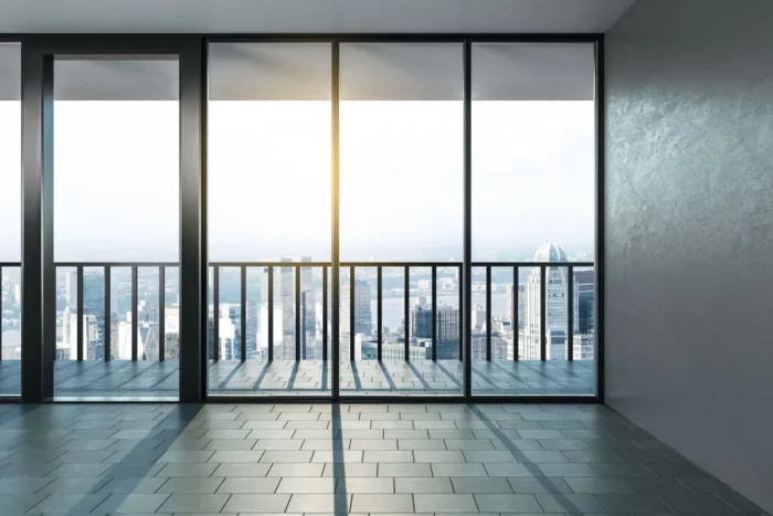 Baie vitrée lumineuse avec vue sur la ville – film solaire transparent Preasidium
